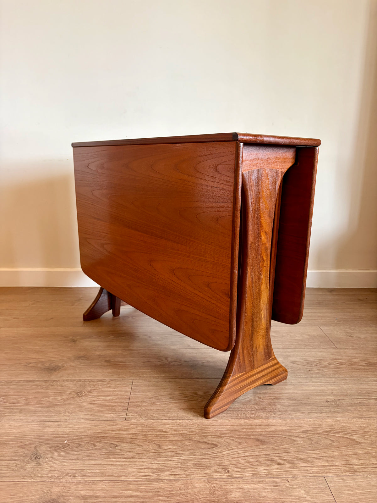 G-Plan Fresco Gate Leg Dining Table in Excellent Condition, Mid Century Modern Refurbished