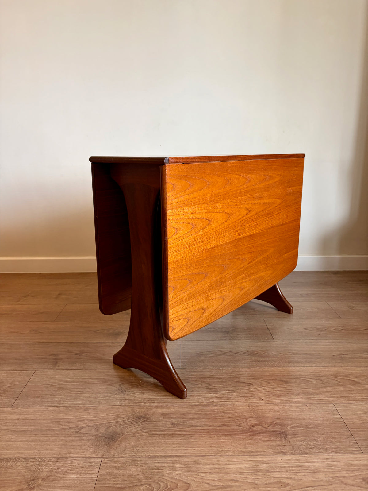 G-Plan Fresco Gate Leg Dining Table in Excellent Condition, Mid Century Modern Refurbished